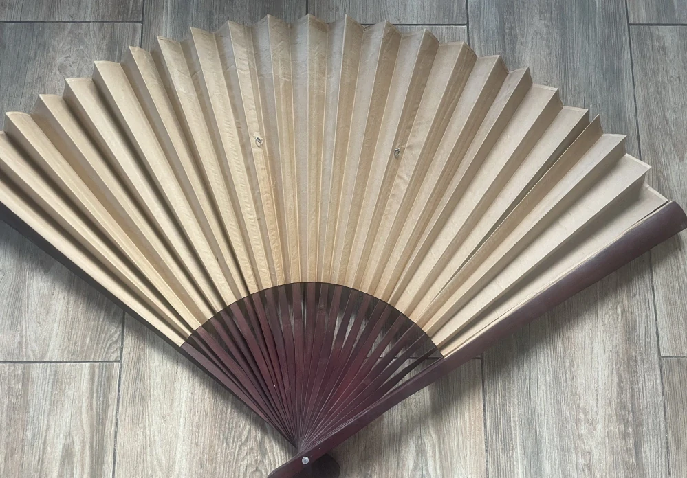 Dekorativní nástěnný vějíř v orientálním stylu