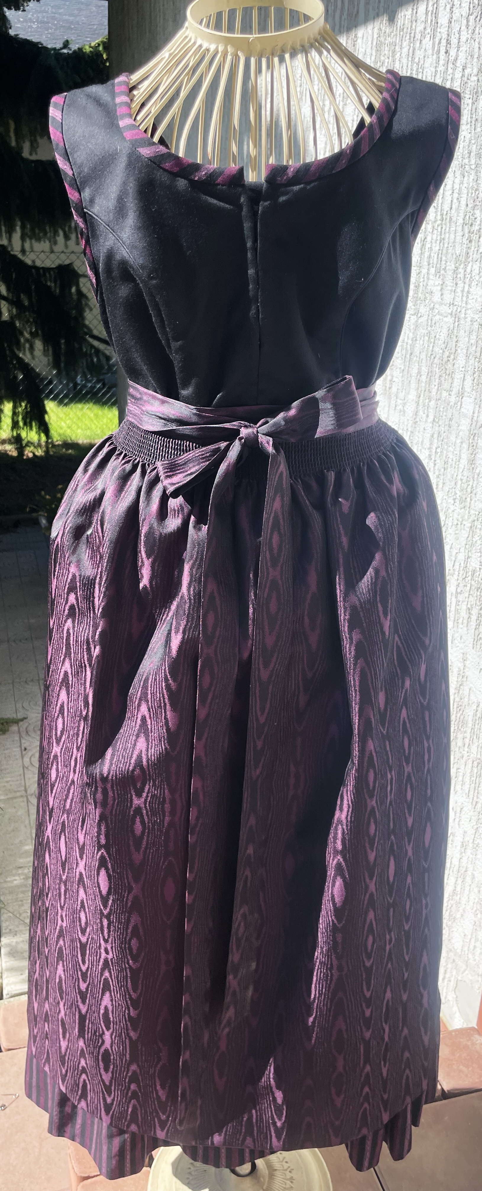 Dámské elegantní dirndl, selské šaty vel. 42